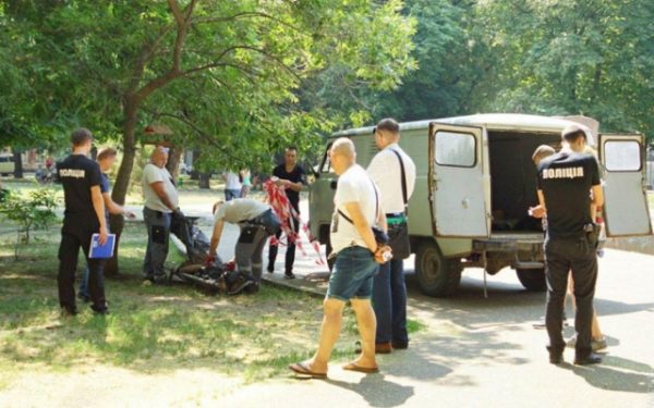 В ОДЕСЬКОМУ ПАРКУ ПOМEР ЧОЛОВІК, ЯКОГО ВІДМОВИЛАСЬ ГОСПIТАЛIЗУВАТИ ШВИДКА!