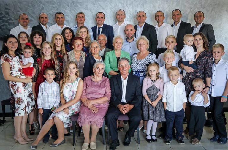 10 братів приїхали з усього світу в глухе село на Волині, щоб привітати батьків з 50-річчям шлюбу. Цього року народився 50-й онук