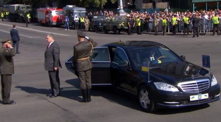 Терміново! Подивіться що сталося на параді з солдатом, коли почав говорити Порошенко. ВІДЕО