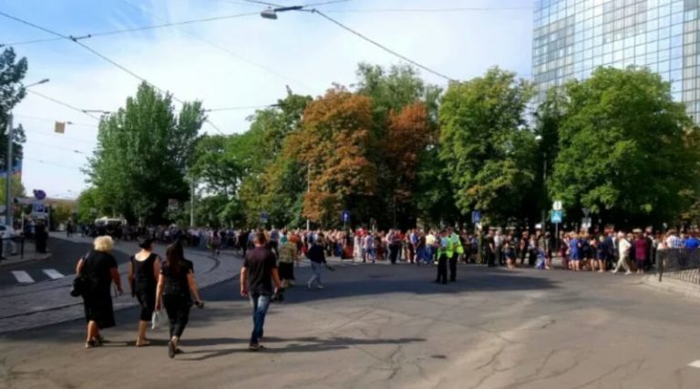 В Донецке километровые очереди перед театром, куда привезли тело Захарченко: очевидцы жалуются на озверелых боевиков