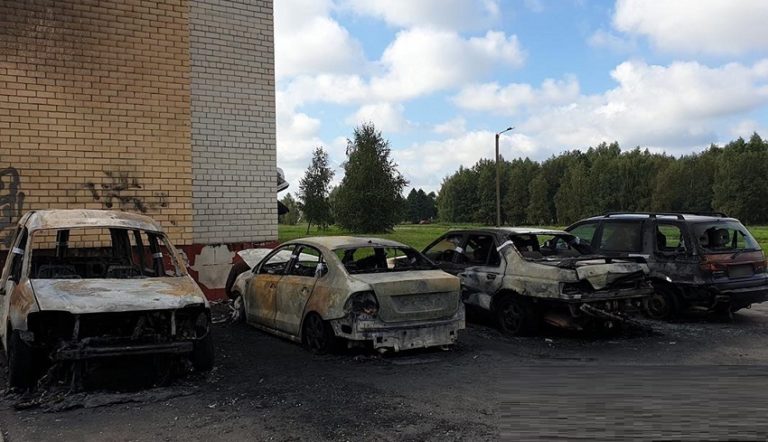 Почалося! Помста партизанів: в місті спалили машини силовиків, які били протестуючих (ФОТО)