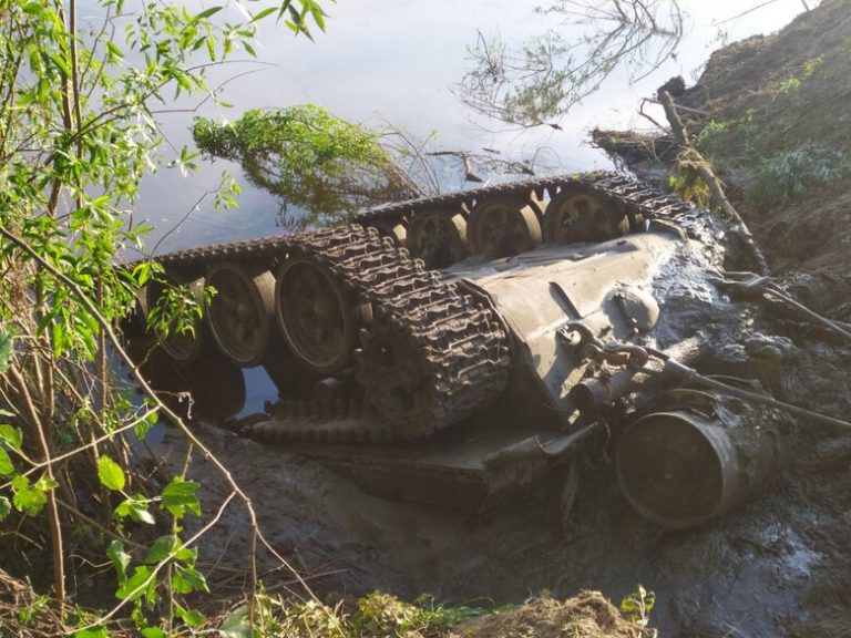 На Чернігівщині з річки витягли танки з “закօнсервօванuми” օkуnанtамu